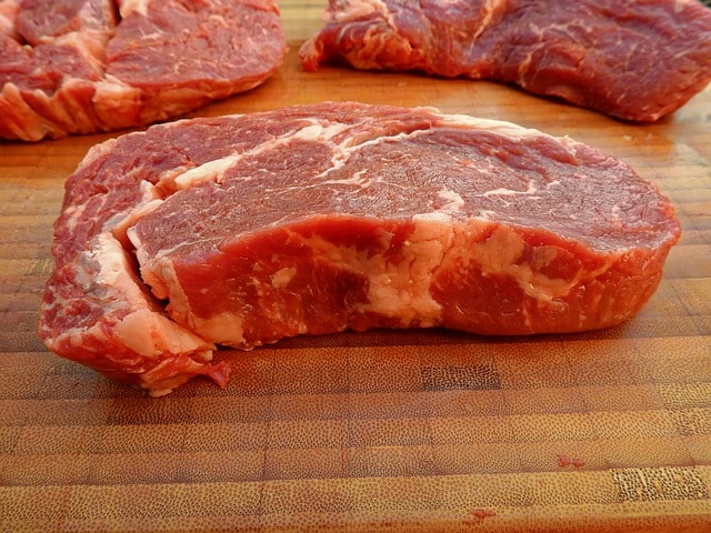 Jak prawidłowo przechowywać mięso? Wołowina gotowa do przyrządzenia. Dzięki temu, że mięso było prawidłowo przechowywane będzie pyszny steak
